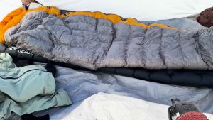 Sea-to-Summit-Spark-Sleeping-Bag-splitboard-sleeping-arrangement